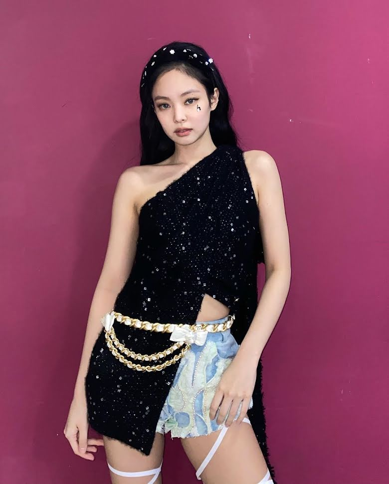 Jennie khoe phong cách thời trang năng động trong đợt quảng bá “How You Like That” của BLACKPINK (Ảnh: MBC)