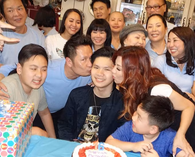 Bằng Kiều và Trizzie cùng hôn má con để chúc mừng cậu cả tròn 16 tuổi. 