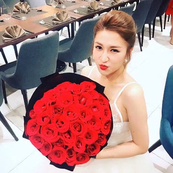 Cô hiện có cuộc sống khá hạnh phúc cùng chồng đại gia.