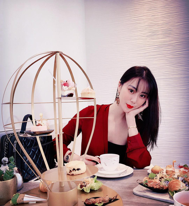 Cuộc sống xa hoa của tiểu thư có chiếc cằm đẹp nhất Trung Quốc: Bố mẹ cho chục tỷ mỗi tháng để tiêu xài, muốn xuất bản hẳn cuốn tạp chí về cách sống sang chảnh - Ảnh 5. Cuộc sống xa hoa của tiểu thư có chiếc cằm đẹp nhất Trung Quốc: Bố mẹ cho chục tỷ mỗi tháng để tiêu xài, muốn xuất bản hẳn cuốn tạp chí về cách sống sang chảnh - Ảnh 5.