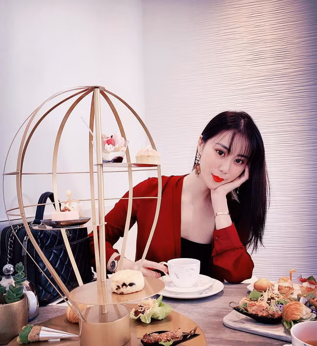 Cuộc sống xa hoa của tiểu thư có chiếc cằm đẹp nhất Trung Quốc: Bố mẹ cho chục tỷ mỗi tháng để tiêu xài, muốn xuất bản hẳn cuốn tạp chí về cách sống sang chảnh - Ảnh 5. Cuộc sống xa hoa của tiểu thư có chiếc cằm đẹp nhất Trung Quốc: Bố mẹ cho chục tỷ mỗi tháng để tiêu xài, muốn xuất bản hẳn cuốn tạp chí về cách sống sang chảnh - Ảnh 5.