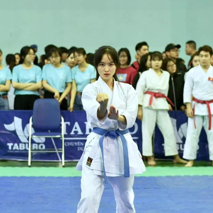 Chẳng cần mi cong má hồng, nữ sinh Kinh tế vẫn "đốn tim" bao người ảnh 2 Chẳng cần mi cong má hồng, nữ sinh Kinh tế vẫn "đốn tim" bao người ảnh 2