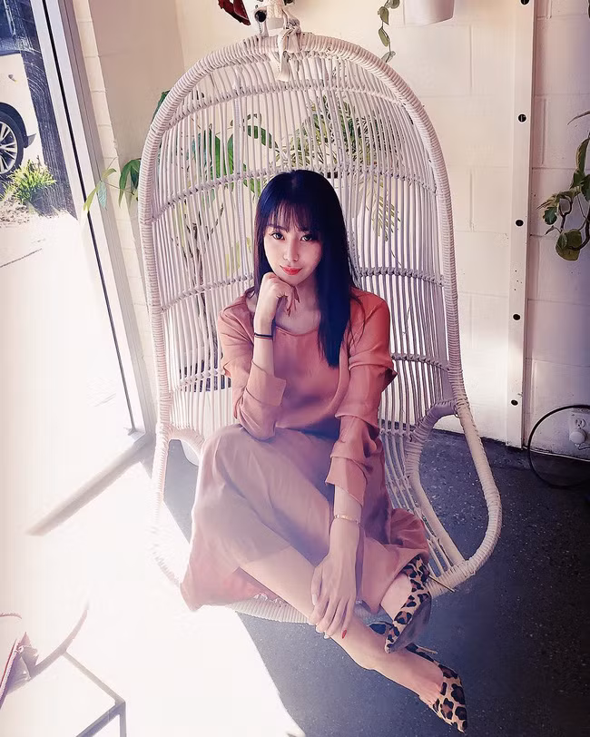 Cuộc sống xa hoa của tiểu thư có chiếc cằm đẹp nhất Trung Quốc: Bố mẹ cho chục tỷ mỗi tháng để tiêu xài, muốn xuất bản hẳn cuốn tạp chí về cách sống sang chảnh - Ảnh 3. Cuộc sống xa hoa của tiểu thư có chiếc cằm đẹp nhất Trung Quốc: Bố mẹ cho chục tỷ mỗi tháng để tiêu xài, muốn xuất bản hẳn cuốn tạp chí về cách sống sang chảnh - Ảnh 3.