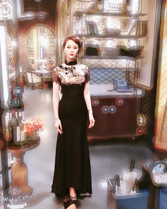 Cuộc sống xa hoa của tiểu thư có chiếc cằm đẹp nhất Trung Quốc: Bố mẹ cho chục tỷ mỗi tháng để tiêu xài, muốn xuất bản hẳn cuốn tạp chí về cách sống sang chảnh - Ảnh 11. Cuộc sống xa hoa của tiểu thư có chiếc cằm đẹp nhất Trung Quốc: Bố mẹ cho chục tỷ mỗi tháng để tiêu xài, muốn xuất bản hẳn cuốn tạp chí về cách sống sang chảnh - Ảnh 11.