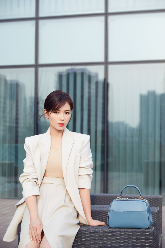 Đại mỹ nhân còng lưng trả nợ hơn 1000 tỷ cho chồng đại gia phá sản hình ảnh 3 dai my nhan cong lung tra no hon 1000 ty cho chong dai gia pha san hinh anh 3