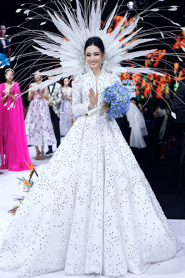 Theo nhà mốt Việt, trang phục mang thông điệ,khi vượt qua khó khăn, cuộc đời luôn tươi sáng, tốt đẹp hơn. Hãy luôn nhìn về phía trước và đấu tranh đến cùng cho lẽ phải.