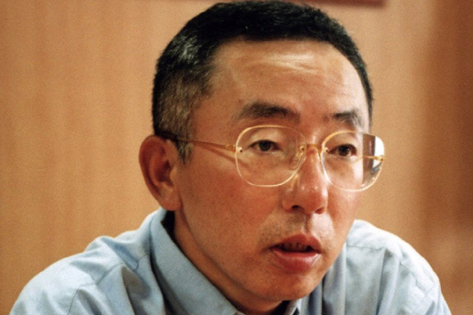 Tadashi Yanai sinh năm 1949 trong một gia đình làm nghề may ở Hiroshima. Tuổi thơ của ông gắn liền với tiệm may nhỏ của gia đình, xung quanh là vải vóc,kim chỉ và cậu bé Tadashi Yanai đã sớm tìm thấy cảm hứng cắt may từ cha mình.