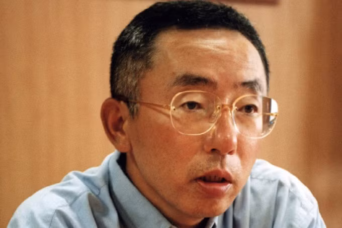 Tadashi Yanai sinh năm 1949 trong một gia đình làm nghề may ở Hiroshima. Tuổi thơ của ông gắn liền với tiệm may nhỏ của gia đình, xung quanh là vải vóc,kim chỉ và cậu bé Tadashi Yanai đã sớm tìm thấy cảm hứng cắt may từ cha mình.