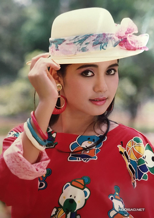 Mỗi ngày, khán giả đều gửi đến cho Việt Trinh hình ảnh ngày xưa và bày tỏ lòng hâm mộ. Nữ diễn viên cũng vui vẻ chia sẻ những kỷ niệm đẹp về nghề diễn, về các đồng nghiệp một thời. Vua ảnh lịch tiết lộ ảnh Việt Trinh thập niên 90 - 5