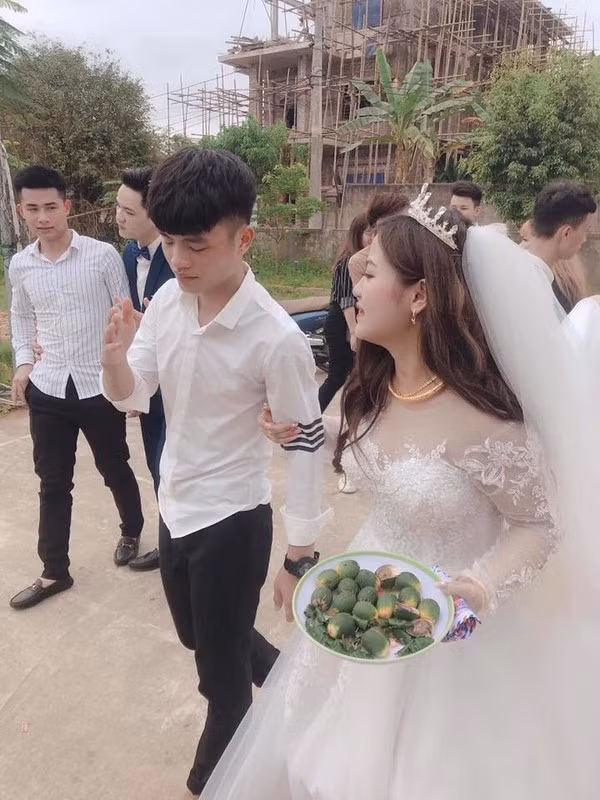 Ở nhà thì chí choé nhau suốt ngày nhưng lúc chị đi lấy chồng cậu em lại khóc như mưa