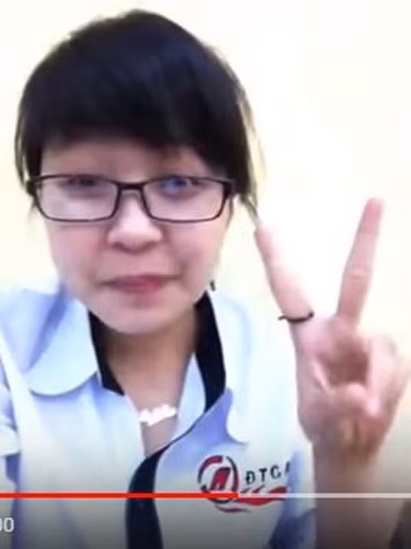 Trước sức ép từ dư luận về nghi vấn từng thẩm mỹ để có khuôn mặt như hiện tại, trong một lần livestream, hot girl World Cup Trậm Anh không ngại khẳng định bản thân đã động chạm dao kéo. Cụ thể, cô thừa nhận từng nâng mũi, làm 4 răng cửa và tiêm botox để có gương mặt như hiện tại. 