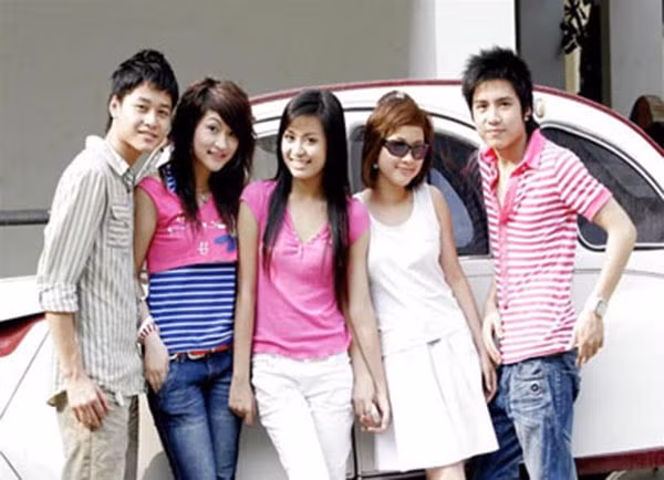 Vân Navy cùng bạn diễn trong phim truyền hình “Nhật ký Vàng Anh”.