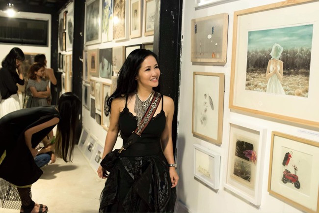 Sau nửa năm ly dị, chồng cũ đã tái hôn, cuộc sống của ca sĩ Hồng Nhung ra sao? ảnh 7 Cô còn dành thời gian rảnh để xem triển lãm tranh.