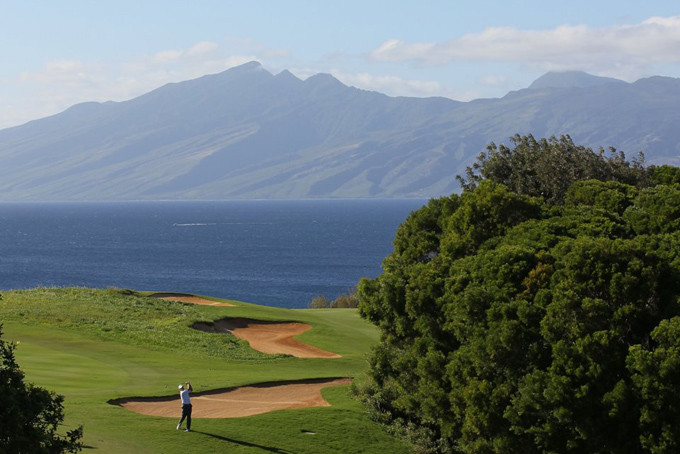 Tỷ phú Yanai còn được biết đến là một tay golfer chuyên nghiệp. Mỗi mùa hè ông đều dành raba tuần để chơi golf ở Hawaii, nơi ôngsở hữu hai sân golf trị giá 74,1 triệu USD.Yanai đã mua sân gôn Plantationvới giá 50 triệu USD vào năm 2009 và chỉ một năm sau ông mua thêm một sân gôn khác là Kapalua Bayvới giá 24,1 triệu USD.