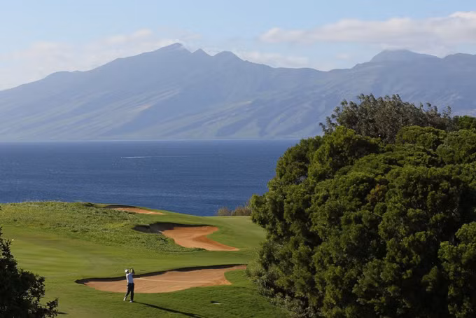 Tỷ phú Yanai còn được biết đến là một tay golfer chuyên nghiệp. Mỗi mùa hè ông đều dành raba tuần để chơi golf ở Hawaii, nơi ôngsở hữu hai sân golf trị giá 74,1 triệu USD.Yanai đã mua sân gôn Plantationvới giá 50 triệu USD vào năm 2009 và chỉ một năm sau ông mua thêm một sân gôn khác là Kapalua Bayvới giá 24,1 triệu USD.