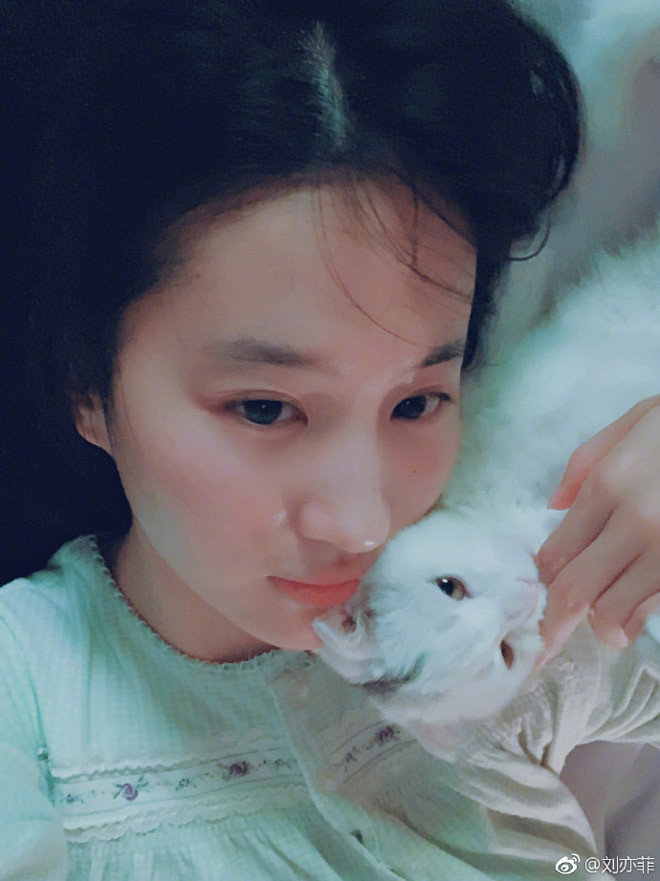 Lưu Diệc Phi khoe ảnh không son phấn xinh ngỡ ngàng hình ảnh 3 luu diec phi khoe anh khong son phan xinh ngo ngang hinh anh 3