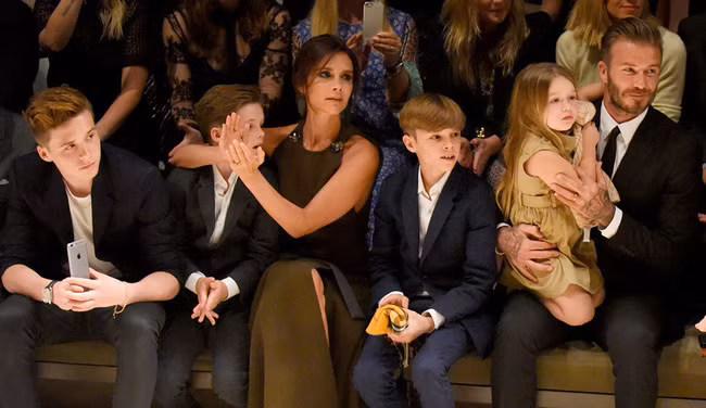 Tiểu công chúa Harper Beckham: Cuộc sống quý tộc phủ kín bằng tình thân và hành hiệu của cô bé hạnh phúc nhất Hollywood - Ảnh 14.