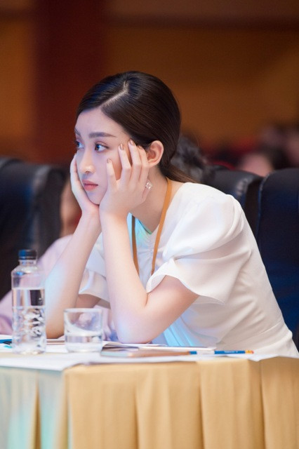 Hoa hậu Mỹ Linh rất xúc động khi xem những hình ảnh của các thanh niên. Hoa hậu Mỹ Linh rất xúc động khi xem những hình ảnh của các thanh niên.