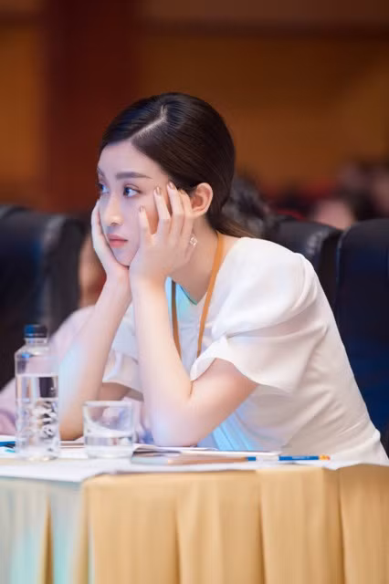 Hoa hậu Mỹ Linh rất xúc động khi xem những hình ảnh của các thanh niên.