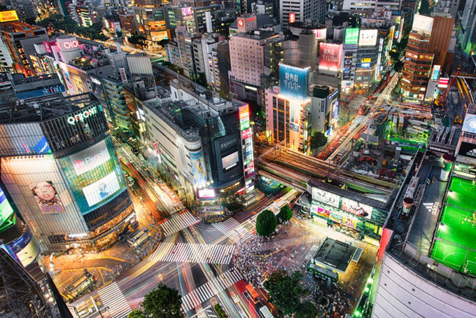 Ngoài ra gia đình ông Yanai cũng sở hữu một ngôi nhà trị giá khoảng 74 triệu USD tại khu phố Shibuya của Tokyo. Theo Japan Times,Shibuya là một khu phố đắt đỏ bậc nhất Nhật Bản, nơi ở của nhiều quan chức chính phủ và các lãnh đạo doanh nghiệp hàng đầu Nhật Bản. CEO gọi là nhà,Sống ở đó là một biểu tượng của địa vị, Yukiko Takano của Sothebers nói với Times năm 2014.