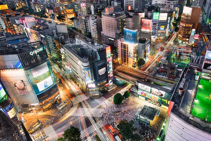 Ngoài ra gia đình ông Yanai cũng sở hữu một ngôi nhà trị giá khoảng 74 triệu USD tại khu phố Shibuya của Tokyo. Theo Japan Times,Shibuya là một khu phố đắt đỏ bậc nhất Nhật Bản, nơi ở của nhiều quan chức chính phủ và các lãnh đạo doanh nghiệp hàng đầu Nhật Bản. CEO gọi là nhà,Sống ở đó là một biểu tượng của địa vị, Yukiko Takano của Sothebers nói với Times năm 2014.