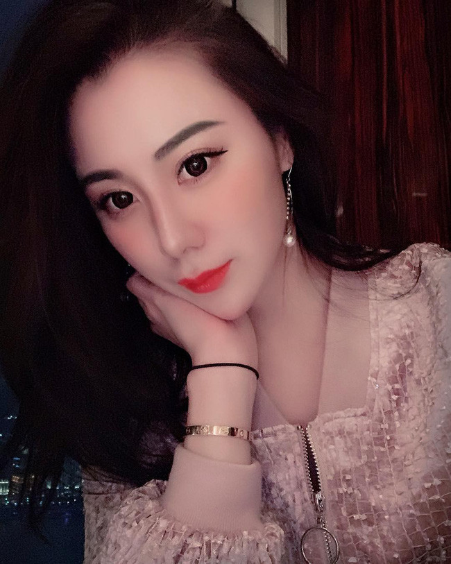 Cuộc sống xa hoa của tiểu thư có chiếc cằm đẹp nhất Trung Quốc: Bố mẹ cho chục tỷ mỗi tháng để tiêu xài, muốn xuất bản hẳn cuốn tạp chí về cách sống sang chảnh - Ảnh 2. Cuộc sống xa hoa của tiểu thư có chiếc cằm đẹp nhất Trung Quốc: Bố mẹ cho chục tỷ mỗi tháng để tiêu xài, muốn xuất bản hẳn cuốn tạp chí về cách sống sang chảnh - Ảnh 2.