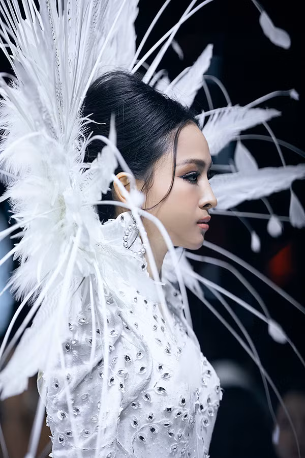 Cùng với phần hoạ tiết được chăm chút tỉ mỉ là thiết kế cổ áo lông vũ cầu kỳ và giúp vedette thu hút mọi ánh nhìn khi xuất hiện trên đường catwalk.