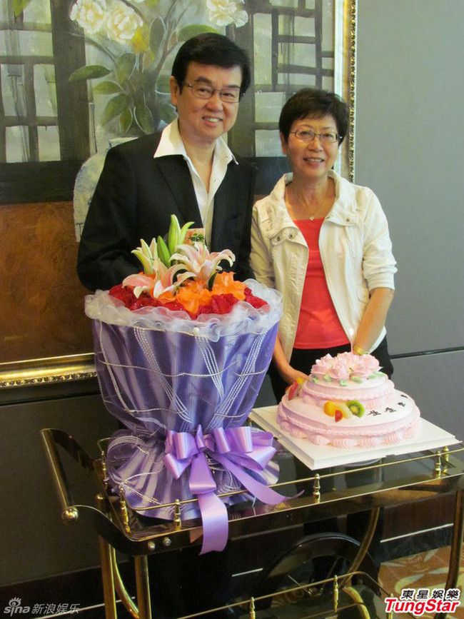 Quyền lực khủng của ông trùm Hong Kong được mỹ nữ vây kín, chúc tụng mừng thọ 73 tuổi - Ảnh 5. Quyền lực khủng của ông trùm Hong Kong được mỹ nữ vây kín, chúc tụng mừng thọ 73 tuổi - Ảnh 5.