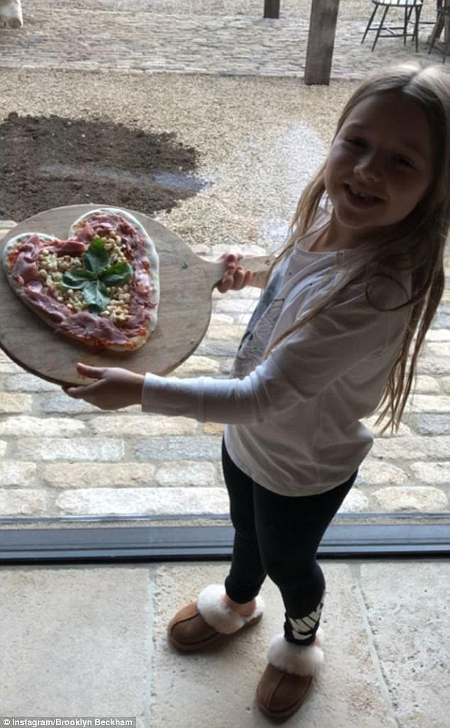 Tiểu công chúa Harper Beckham: Cuộc sống quý tộc phủ kín bằng tình thân và hành hiệu của cô bé hạnh phúc nhất Hollywood - Ảnh 12. Tiểu công chúa Harper Beckham: Cuộc sống quý tộc phủ kín bằng tình thân và hành hiệu của cô bé hạnh phúc nhất Hollywood - Ảnh 12.