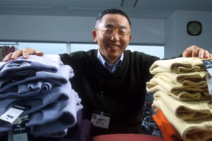 Cửa hàng quần áo độc đáo này đã nhanh chóng trở thành người khổng lồ trong lĩnh vực may mặc, thời trang của Nhật Bản, với những dòng sản phẩm hướng đến mọi đối tượng, thiết kế không phức tạp và mức giá phải chăng.Công ty của Tadashi Yanai gây ấn tượng đẩu tiên trên thị trường với sản phẩm tiêu biểu là áo khoác lông chim siêu nhẹ Uniqlo Ultra Light. Loại áo này đã nhanh chóng được nhiều hãng bắt chước và đưa ra thị trường với nhiều cái tên khác nhau. Với mức giá cạnh tranh, mẫu áo khoác của Uniqlo vẫn thu hút được rất nhiều đối tượng khách hàng, ngay ở thời điểm suy thoái kinh tế những năm 1990.