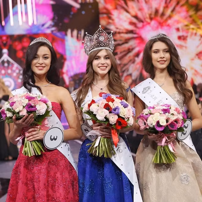 Co gai 20 tuoi dep tua thien than dang quang Hoa hau Nga 2019 hinh anh 1 