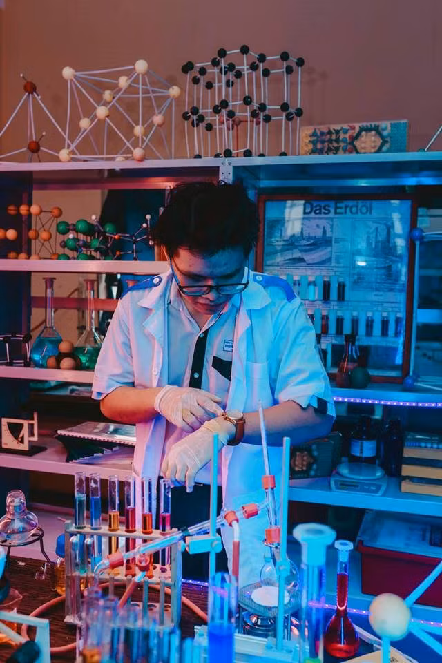 Bộ ảnh kỷ yếu “chất đừng hỏi” của dân chuyên Hóa khiến dân mạng trầm trồ ảnh 4