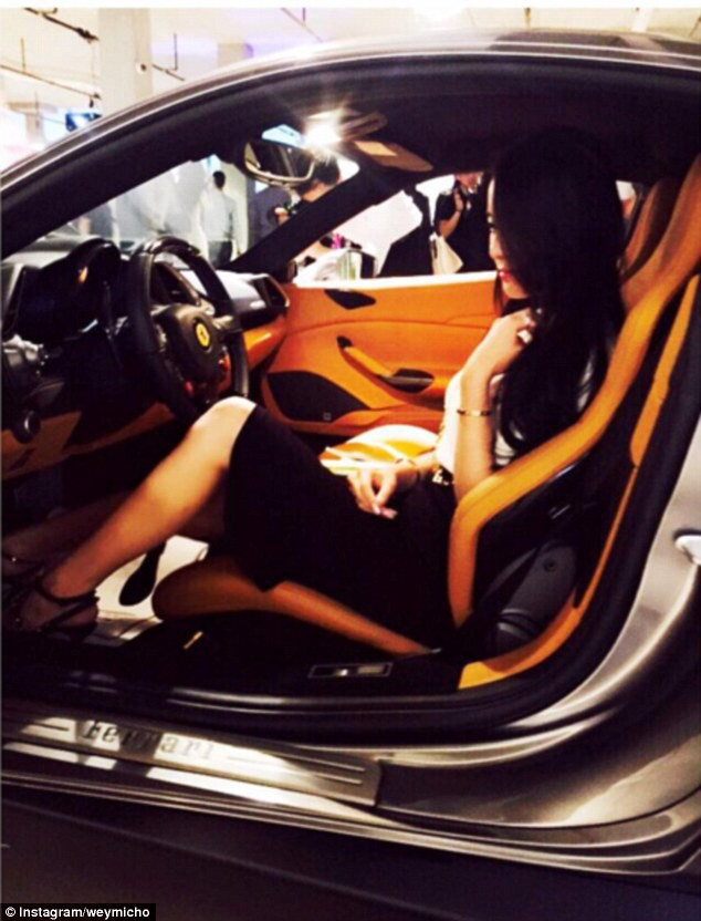 Cuộc sống xa hoa của tiểu thư có chiếc cằm đẹp nhất Trung Quốc: Bố mẹ cho chục tỷ mỗi tháng để tiêu xài, muốn xuất bản hẳn cuốn tạp chí về cách sống sang chảnh - Ảnh 8. Cuộc sống xa hoa của tiểu thư có chiếc cằm đẹp nhất Trung Quốc: Bố mẹ cho chục tỷ mỗi tháng để tiêu xài, muốn xuất bản hẳn cuốn tạp chí về cách sống sang chảnh - Ảnh 8.