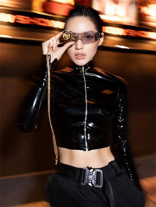 “Đối thủ“ của Mai Phương Thúy: Vừa đẹp vừa giàu, chi 32 triệu mua hộp đựng son ảnh 2 Mai Phương Thúy có