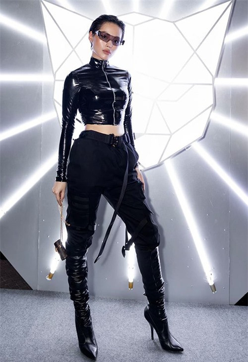 Khánh Linh hóa thân thành nàng điệp viên trên thảm đỏ thời trang, chiếc túi xách Louis Vuitton nhỏ tới nỗi ai tinh mắt mới nhìn thấy. Mai Phương Thúy có