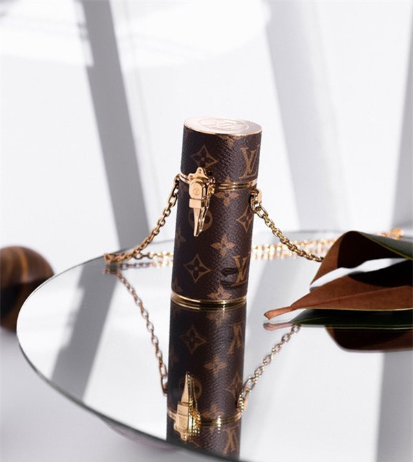 “Đối thủ“ của Mai Phương Thúy: Vừa đẹp vừa giàu, chi 32 triệu mua hộp đựng son ảnh 5 Mai Phương Thúy có