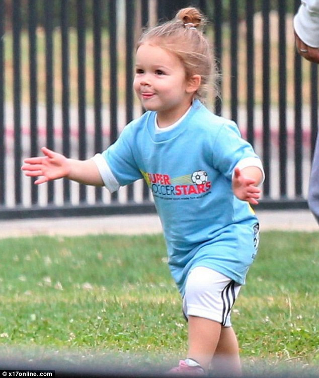 Tiểu công chúa Harper Beckham: Cuộc sống quý tộc phủ kín bằng tình thân và hành hiệu của cô bé hạnh phúc nhất Hollywood - Ảnh 8. Tiểu công chúa Harper Beckham: Cuộc sống quý tộc phủ kín bằng tình thân và hành hiệu của cô bé hạnh phúc nhất Hollywood - Ảnh 8.