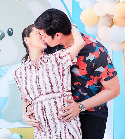"Mỹ nhân đẹp nhất Philippines" sinh con thứ hai ảnh 1 Cặp sao nổi tiếng nhất Philippines hôn nhau trong tiệc mừng con trai thứ hai sắp chào đời.