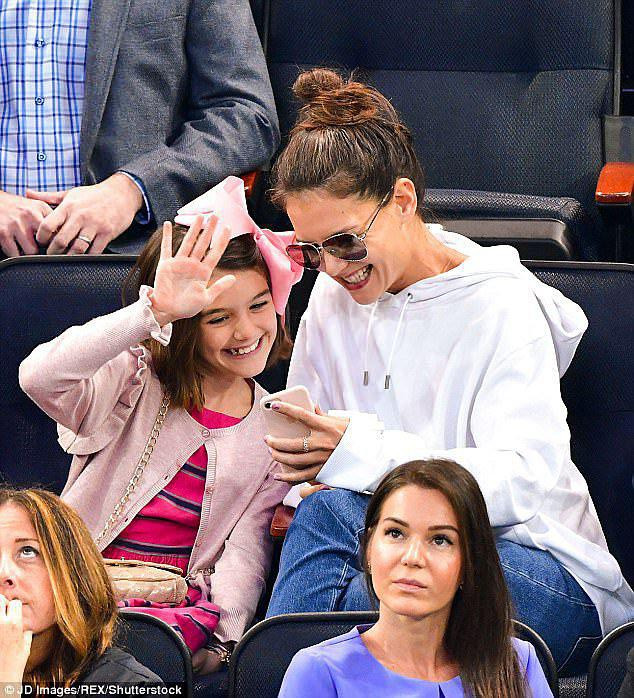 Suri Cruise: Từ công chúa Hollywood được cưng chiều như trứng mỏng đến cô bé nông thôn thiếu vắng tình cha - Ảnh 6. Suri Cruise: Từ công chúa Hollywood được cưng chiều như trứng mỏng đến cô bé nông thôn thiếu vắng tình cha - Ảnh 6.