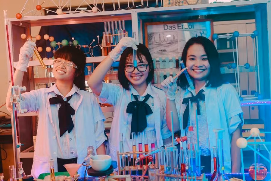 Bối cảnh của bộ ảnh kỷ yếu này chính là phòng thí nghiệm hàng ngày mà các bạn vẫn thường lui tới để học tập.