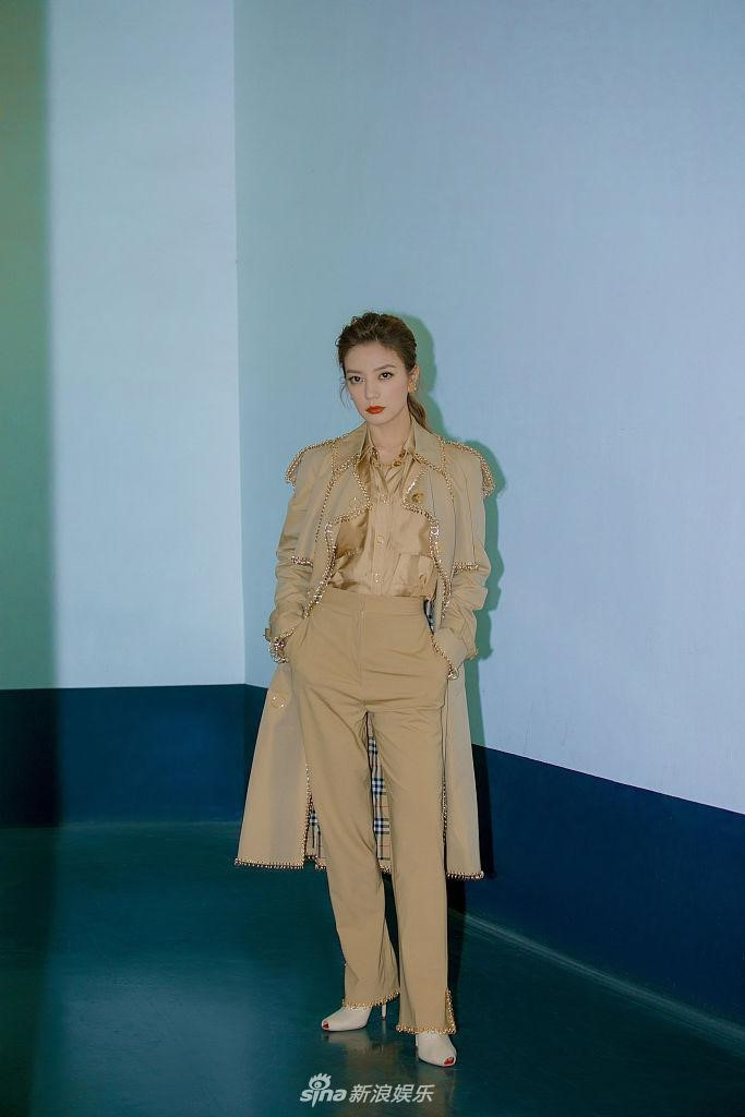 Ăn vận đơn giản nhưng Triệu Vy vẫn đẹp và sang chảnh như công nương Hoàng gia ảnh 7