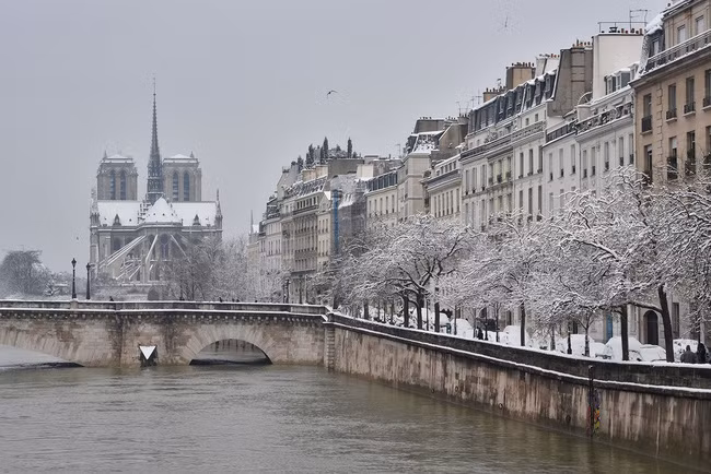 Những bức ảnh cực quý hiếm không phải ai cũng được nhìn thấy về một quá khứ tuyệt đẹp của Nhà thờ Đức Bà Paris - chứng nhân lịch sử của nước Pháp - Ảnh 22.