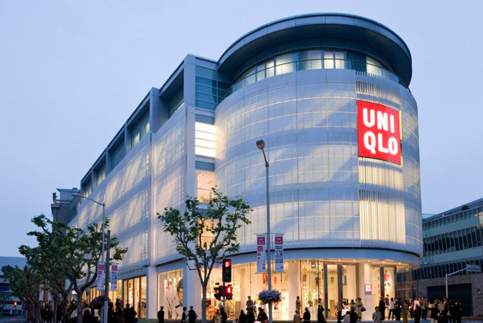 Năm 2017, tỷ phú Yanai từng chia sẻ với Nikkei Asian Review rằng ông sẽ nghỉ hưu và chuyển giao quyền điều hànhcủa Fast Retailing khi ông 70 tuổi, nhưng vẫn giữ chức chủ tịch của tập đoàn.