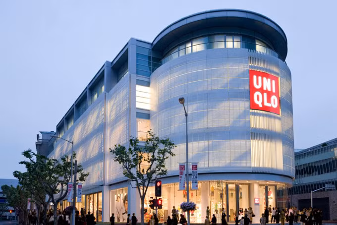 Năm 2017, tỷ phú Yanai từng chia sẻ với Nikkei Asian Review rằng ông sẽ nghỉ hưu và chuyển giao quyền điều hànhcủa Fast Retailing khi ông 70 tuổi, nhưng vẫn giữ chức chủ tịch của tập đoàn.