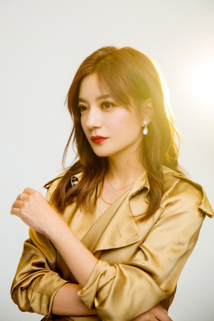 Ăn vận đơn giản nhưng Triệu Vy vẫn đẹp và sang chảnh như công nương Hoàng gia đích thực - Ảnh 2.