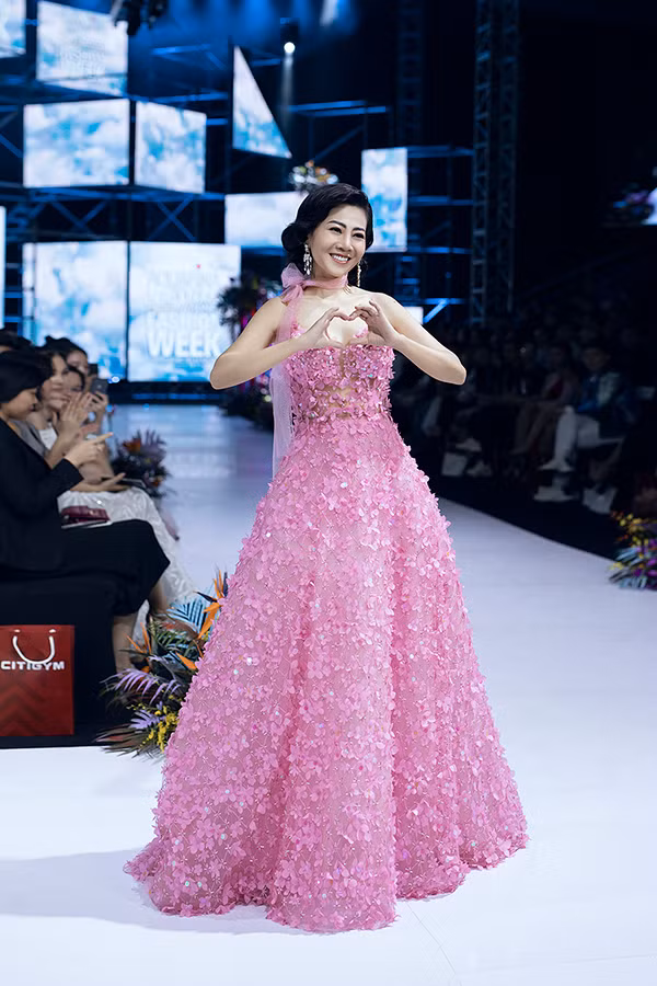 Nữ diễn viên lần đầu được giao trọng trách lớn, mở màn cho show diễn tại tuần lễ thời trang. Hình ảnh nhẹ nhàng của cô nhận được sự cổ vũ nồng nhiệt từ khán giả.