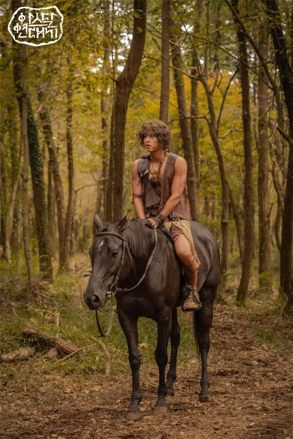 Song Joong Ki xuất hiện đầy xơ xác vẫn được khán giả khen đẹp trai quá! - Ảnh 2.