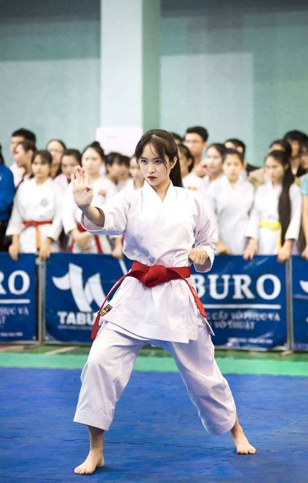 Chẳng cần mi cong má hồng, nữ sinh Kinh tế vẫn "đốn tim" bao người ảnh 1 Chẳng cần mi cong má hồng, nữ sinh Kinh tế vẫn "đốn tim" bao người ảnh 1