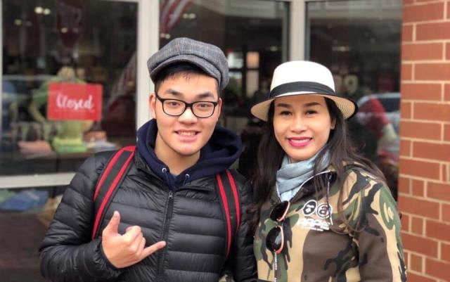 Trần Minh Thuận và mẹ. Trần Minh Thuận và mẹ.