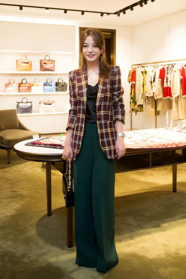 Ăn vận đơn giản nhưng Triệu Vy vẫn đẹp và sang chảnh như công nương Hoàng gia ảnh 9